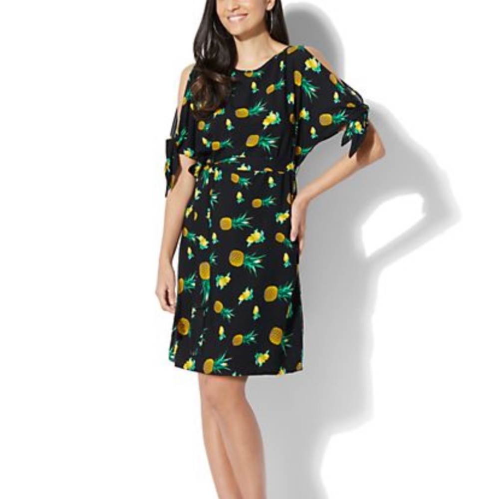 3/$20❄️New York & Company Lemon Dress Size M